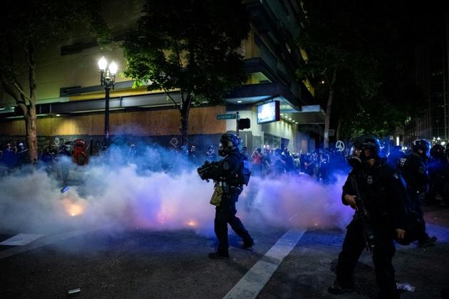 Des policiers fédéraux tirent des gaz lacrymogènes sur les manifestants, le 29 juillet 2020 à Portland [Alisha JUCEVIC / AFP/Archives]