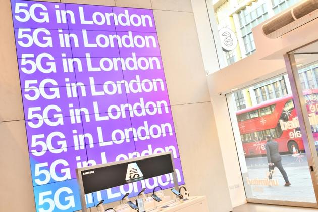 Une boutique de télécom à Londres, qui fait la promotion de la 5G, le 28 janvier 2020 [Justin TALLIS / AFP]