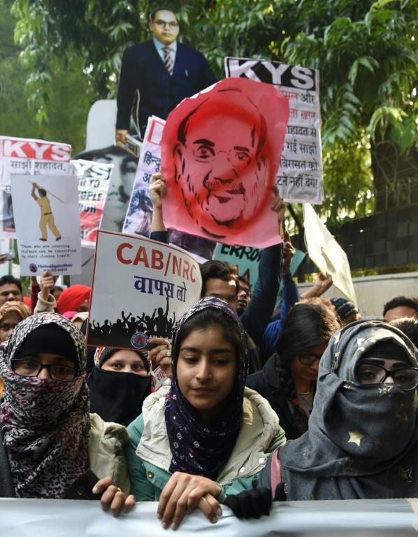 Bannières et slogans contre la loi sur la citoyenneté lors d'une manifestation à New Delhi, le 24 décembre 2019 [Prakash SINGH                        / AFP]