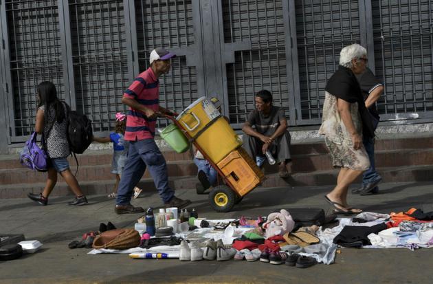 Des vêtements d'occasion en vente dans une rue de Caracas [YURI CORTEZ / AFP/Archives]