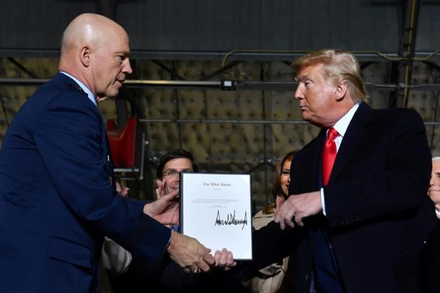 Donald Trump et le général Jay Raymond le 20 décembre 2019 à la base militaire Andrews dans le Maryland     [Nicholas Kamm / AFP]