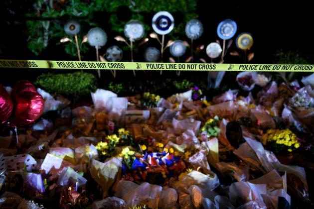Des hommages aux victimes déposés devant la synagogue Tree of Life, le  30 octobre 2018 à Pittsburgh (Pennsylvanie) [Brendan Smialowski / AFP]
