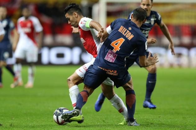 L'attaquant colombien de Monaco Radamel Falcao (g) à la lutte avec le défenseur brésilien de Montpellier Vitorino Hilton, le 1er décembre 2018 au Stade Louis-II à Monaco     [VALERY HACHE / AFP]