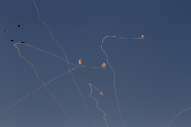 Des missiles du système de défense aérienne israélien Iron Dome interceptant des tir de missiles en provenance de la bande de Gaza, le 13 novembre 2018 au-dessus de la ville israélienne d'Ashkélon [GIL COHEN-MAGEN / AFP]