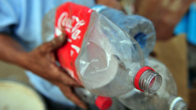 Des déchets plastiques issus des produits Coca-Cola ont été retrouvés dans 39 pays différents par l'ONG Break Free from Plastic. 