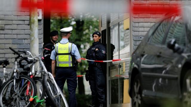 La police allemande devant l'immeuble où cinq enfants ont été retrouvés morts dans un appartement le 3 septembre 2020 à Solingen, dans l'ouest de l'Allemagne [LEON KUEGELER / AFP]