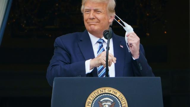 Le président américain Donald Trump s'exprime depuis la balcon de la Maison Blanche devant ses sympathisants le 10 octobre 2020 [MANDEL NGAN / AFP]