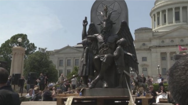 Horreur ! Statue érigée en hommage à Satan devant le Capitole de l’Arkansas Capture_decran_2018-08-18_a_10.56.51