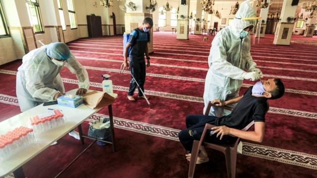Test pratiqué pour détecter le coronavirus dans une mosquée à Gaza, le 20 septembre 2020 [MAHMUD HAMS / AFP]