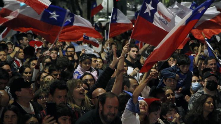 Des Chiliens célèbrent le rejet de la proposition de nouvelle constitution à l'issue du référendum du 4 septembre. 