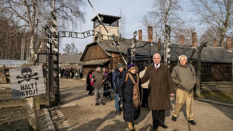 Le président du Congrès juif mondial, Ronald Lauder, et des survivants de l'Holocauste entrent dans l'ancien camp d'extermination nazi d'Auschwitz, le 26 janvier 2020 [Wojtek RADWANSKI / AFP]