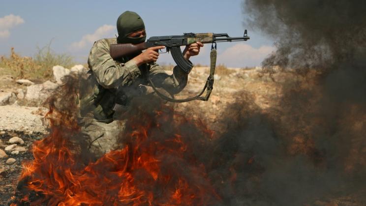 Un rebelle syrien, combattant au sein du Front national de libération (FNL) --une coalition de groupes rebelles formée début août-- lors d'un entraînement militaire dans le nord de la province syrienne d'Idleb, le 11 septembre 2018 [Aaref WATAD / AFP/Archives]