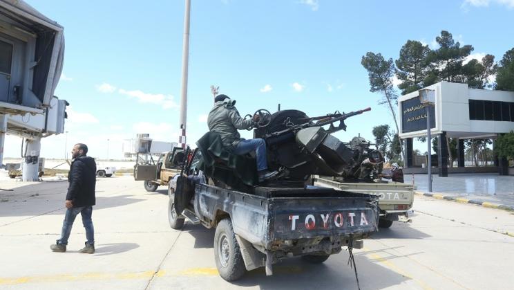 Des forces loyales au Gouvernement libyen d'union nationale (GNA) et engagées dans la bataille contre les forces du maréchal Haftar, sur le terrain de l'ancien aéroport international de Tripoli le 8 avril 2019  [Mahmud TURKIA / AFP]