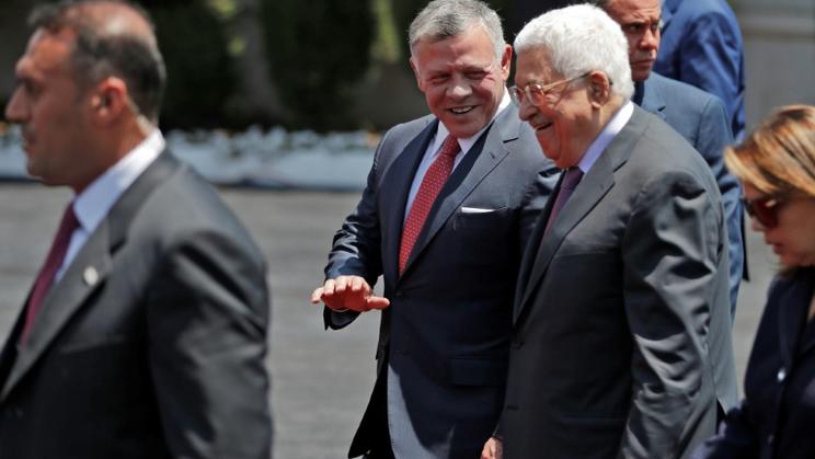 Le président palestinien Mahmoud Abbas (D) accueille le roi Abdallah II de Jordanie à Ramallah, le 7 août 2017 [Ahmad GHARABLI / AFP]