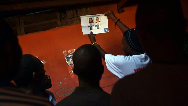 Décompte des bulletins de vote, le 25 octobre 2015 à Port-au-Prince, à l'issue des élections générales qui se sont déroulées dans le calme [HECTOR RETAMAL / AFP]