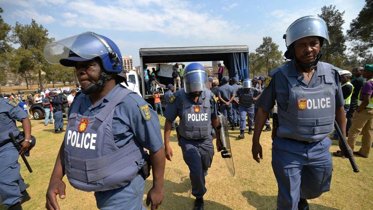 Des policiers sud-africains à Pretoria lors d'une manifestation en hommages aux travailleurs tombés à Marikana en août 2012, le 12 septembre 2013 [Alexander Joe / AFP/Archives]