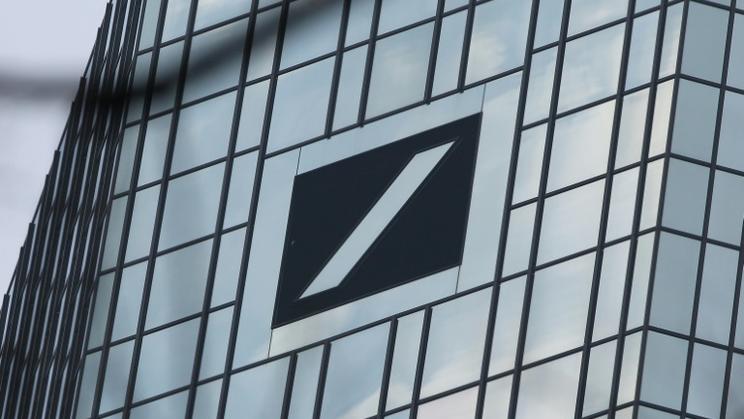La première banque allemande Deutsche Bank a annoncé vendredi commencer à préparer une possible augmentation de capital d'environ huit milliards d'euros ainsi qu'une mise en Bourse d'une part minoritaire de son activité de gestion d'actifs [Daniel ROLAND / AFP/Archives]