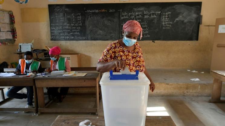 Une femme dépose son bulletin de vote à Abobo, le 31 octobre 2020, un quartier populaire d'Abidjan, lors de l'élection présidentielle en Côte d'Ivoire [Issouf SANOGO / AFP]