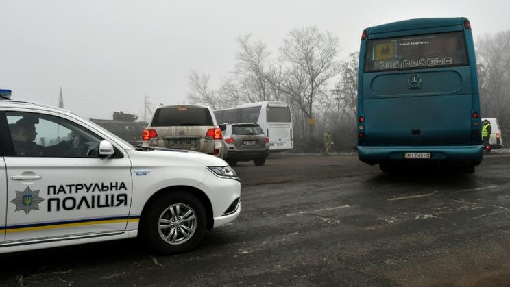 Des autocars arrivent à Odradivka avant un échange de prisonniers entre l'Ukraine et les séparatistes pro-russes, le 29 décembre 2019 [GENYA SAVILOV / AFP]