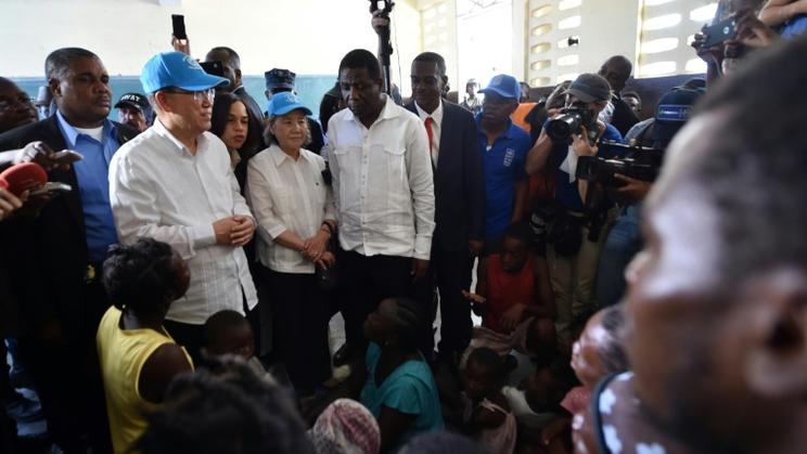Le secrétaire général de l'ONU Ban Ki-moon et son épouse Yoo Soon-taek visitent les sinistrés de l'ouragan Matthew aux Cayes dans sud-ouest d'Haïti, le 15 octobre 2016 [HECTOR RETAMAL / AFP]