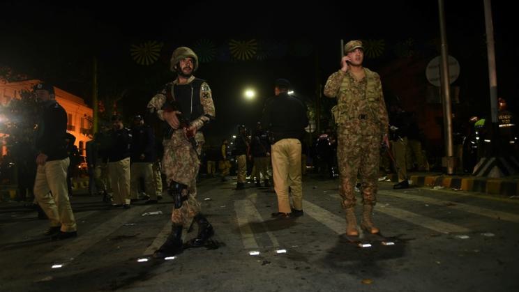 Des soldats pakistanais sécurisent le site où une explosion a fait au moins dizaine de morts à Lahore, le 13 février 2017 [ARIF ALI / AFP]