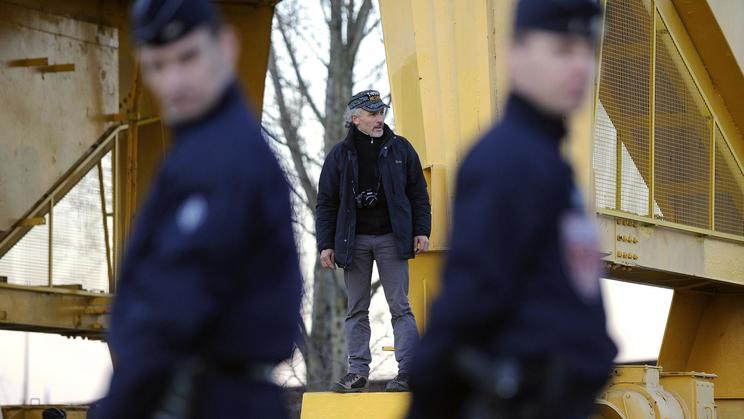Serge Charnay descend de la grue sur laquelle il s'était retranché à Nantes le 18 février 2013 [Jean-Sebastien Evrard / AFP/Archives]