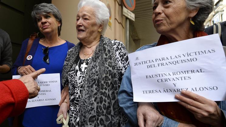 Teresa Alvarez Alonso (c), une victime du franquisme, quitte le palais de justice de Madrid le 29 mai 2014 [Gerard Julien / AFP]