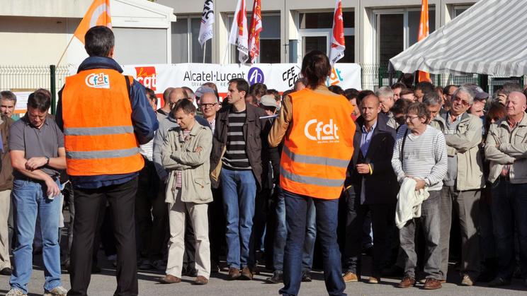 Des salariés d'Alcatel rassemblés devant leur usine, à Orvault le 9 octobre 2013 [Frank Perry / AFP/Archives]