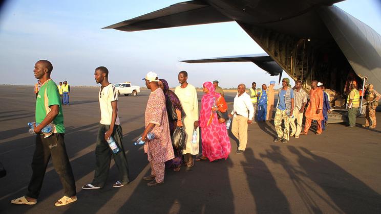 Des fonctionnaires maliens enlevés par le MNLA et libérés lundi après des négociations avec la Minusma, ont été accueillis mardi 20 mai 2014 à Bamako  [Habibou Kouyate / AFP]