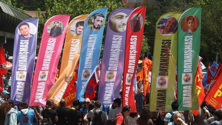 Devant le palais de justice d'Ankara, le 26 mai 2014, des manifestants brandissent des drapeaux avec les portraits des victimes des manifestations de Gezi en 2013, durant le procès d'un policier accusé du meurtre du manifestant Ethem Sarisuluk, 26 ans [Adem Altan / AFP/Archives]