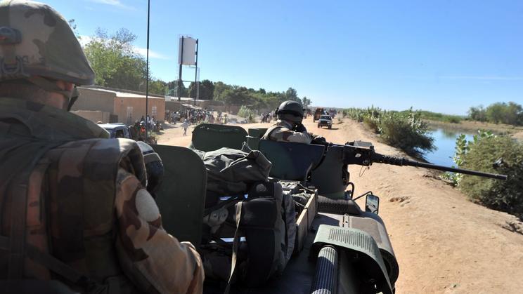 Des soldats français entrent dans Diabali, le 21 janvier 2013 [Issouf Sanogo / AFP]