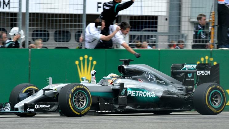 Le Britannique Lewis Hamilton (Mercedes) franchit en tête la ligne d'arrivée du GP d'Allemagne de F1 sur le circuit d'Hockenheim, le 31 juillet 2016 [Thomas Kienzle                       / AFP]