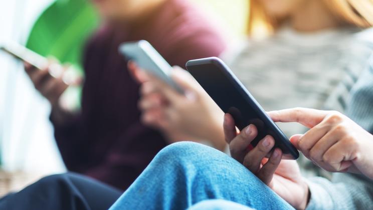 Un rapport d'experts conseille d'interdire les smartphones avant l'âge de 13 ans
