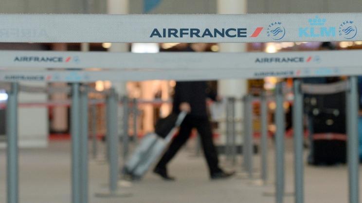 Un passager se dirige vers un guichet Air France alors que des employés de la compagnie sont en grève contre un plan de restructuration, le 22 octobre 2015 à l'aéroport de Marignane (Bouches-du-Rhône) [BORIS HORVAT / AFP/Archives]