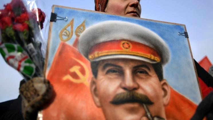 Une militante communiste participe à une cérémonie pour le 65 anniversaire de la mort de Staline à Moscou, le 5 mars 2018 [Kirill KUDRYAVTSEV / AFP]