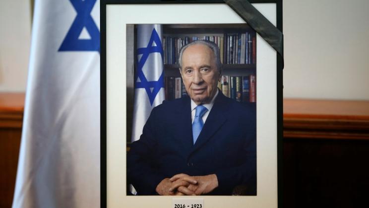 Le portrait de Shimon Peres entouré d'un crèpe noir lors de la réunion du gouvernement le 28 septembre 2016 à Jérusalem [RONEN ZVULUN / POOL/AFP]