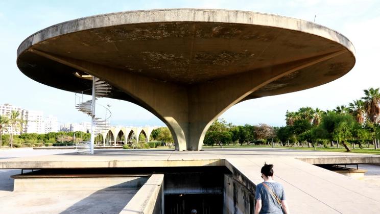 L'un des bâtiments de la Foire Internationale Rachid Karamé, un complexe conçu par le Brésilien Oscar Niemeyer, le 3 octobre à Tripoli au Liban [ANWAR AMRO / AFP]