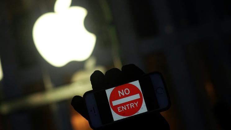Un manifestant brandit un iPhone avec un symbole "Défense d'entrer", à New York, le 23 février 2016 [Jewel Samad                          / AFP/Archives]