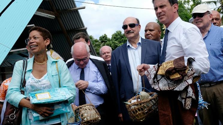 La ministre de l'Outre-mer George Pau-Langevin et le Premier ministre Manuel Valls le 1er mai 2016 à Lifou en Nouvelle Calédonie [Théo Rouby  / AFP]