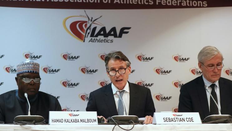 Le patron de l'IAAF Sebastian Coe, entouré par le vice-président Hamad Kalkaba Malboum et le chef de la Taskforce Rune Andersen, le 6 février 2017 à Monaco [VALERY HACHE / AFP/Archives]