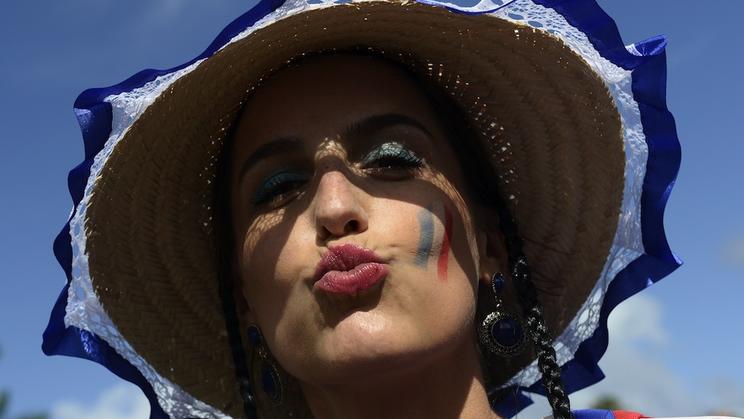 Une supportrice française encourage les Bleus en leur envoyant un baiser.