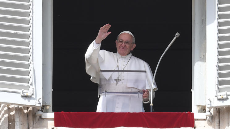 Le Pape François à la fenêtre du palais du vatican lors de la prière de l'Angelus, le 11 mars.