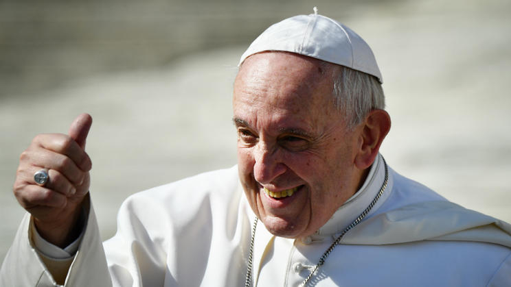 «Argentin, le pape François pense en espagnol, parle en italien et improvise son propre vocabulaire», explique la journaliste Caroline Pigozzi. 