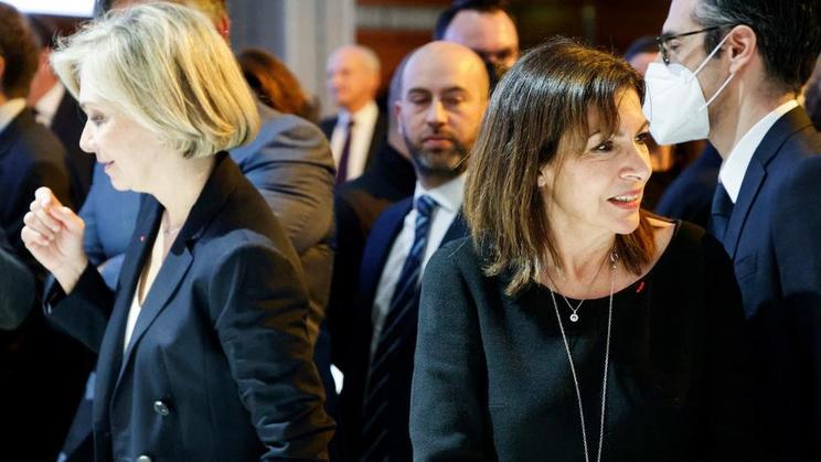Valérie Pécresse et Anne Hidalgo ne sont pas d'accord au sujet de l'ouverture à la concurrence du réseau de bus parisien.