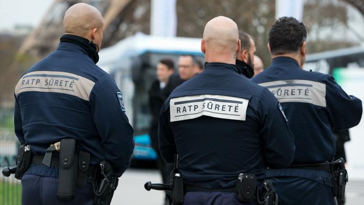 Des agents de sûreté de la RATP, à Paris, le 2 décembre