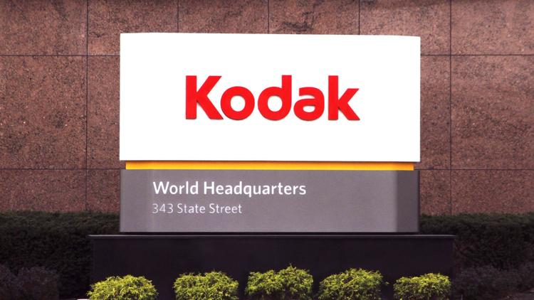 Le géant déchu de la photographie Kodak a annoncé jeudi la mise en vente de nouvelles activités, dont celles grand public de création de produits personnalisés intégrant des photos, alors que les enchères de brevets censées rembourser ses créditeurs sont à la peine.[GETTY IMAGES NORTH AMERICA]