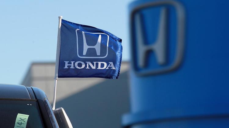 Un drapeau siglé Honda dans une concession de la marque [Justin Sullivan / Getty Images/AFP/Archives]