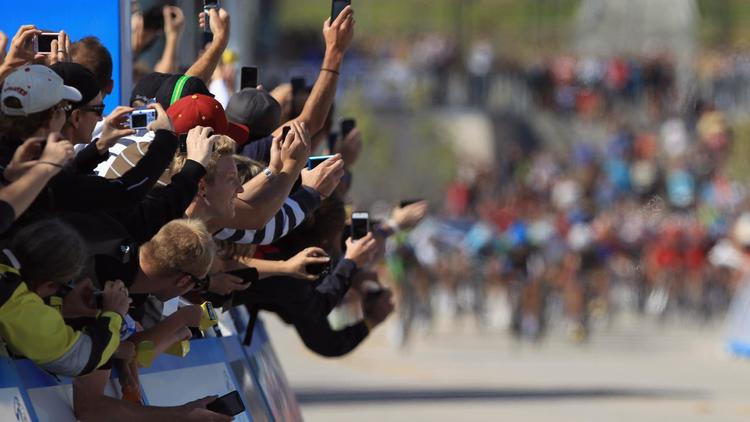 Des fans photographient et filment une course cycliste à l'aide de leur portable [Doug Pensinger / Getty Images/AFP/Archives]