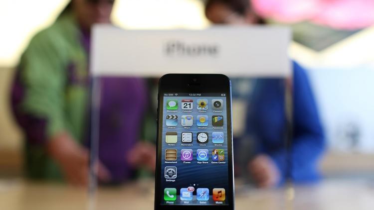 Un iPhone 5 présenté dans un Apple Store à San Francisco le 21 septembre 2012 [Justin Sullivan / Getty Images/AFP]