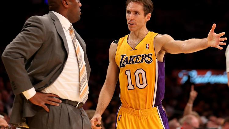 L'entraîneur des Los Angeles Lakers Mike Brown (gauche) en discussion avec son joueur, Steve Nash, lors de la défaite face à Dallas le 30 octobre 2012 à Los Angeles. [Stephen Dunn / AFP/Getty Images]